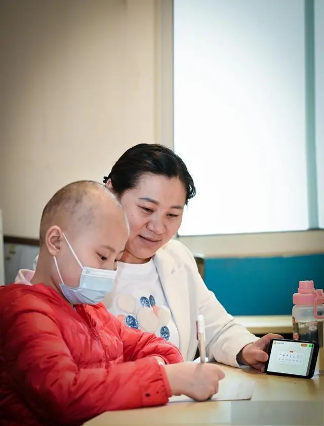 合肥吴夹衖城中村陪护妈妈收到母亲节AI“减负帮手”