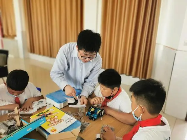 徐州工程学院“周编一”计划团队开展“人工智能小书包”捐赠活动